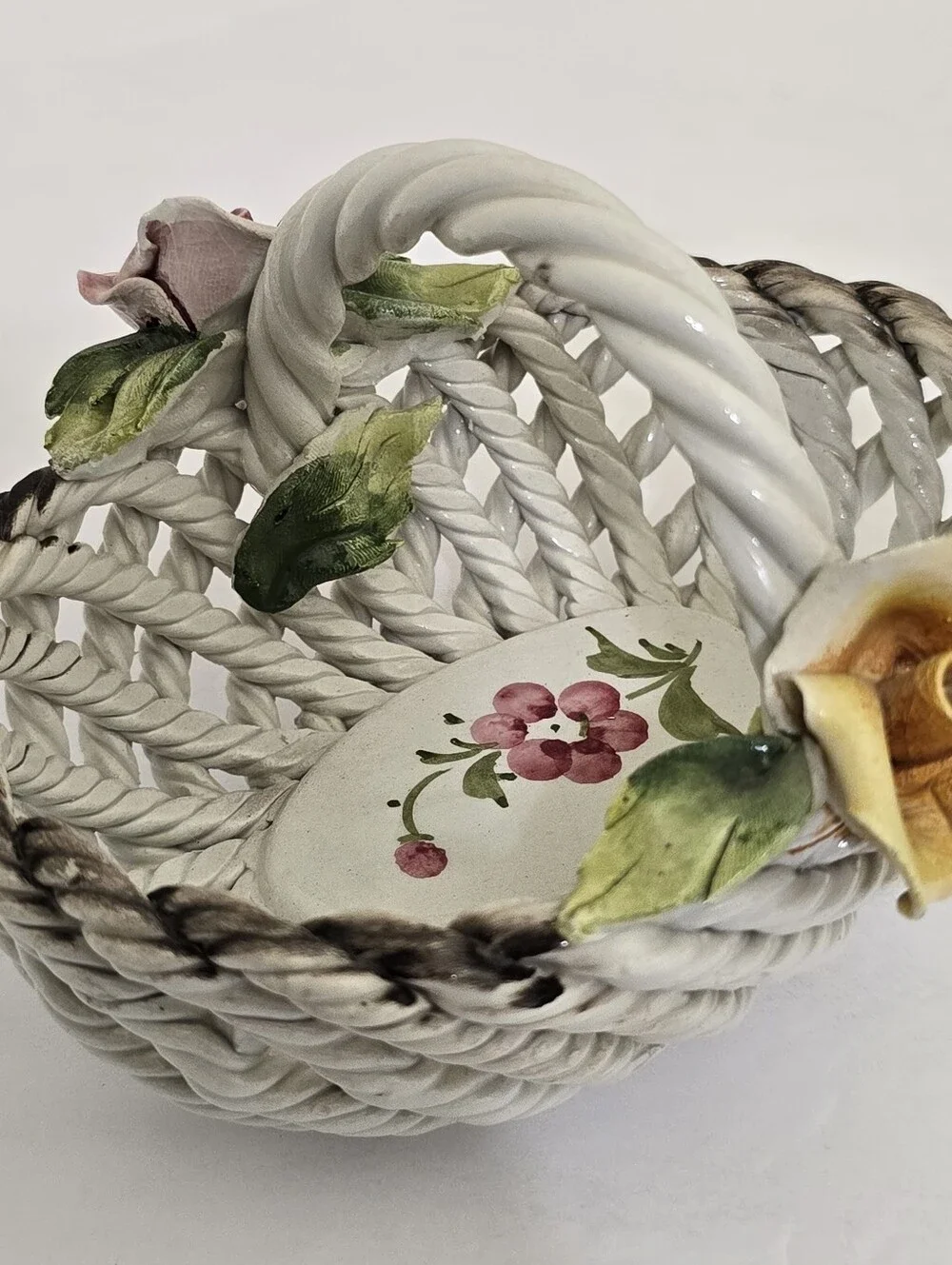 Capodimonte color white